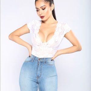 WHITE LACE BODYSUIT